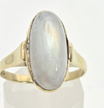 Cargar imagen en el visor de la galería, 2156 Vintage: 8ct Gold Oval Cabochon Moonstone Dress Ring
