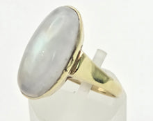 Cargar imagen en el visor de la galería, 2156 Vintage: 8ct Gold Oval Cabochon Moonstone Dress Ring
