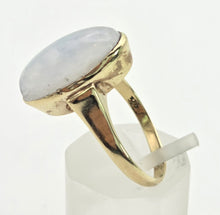 Cargar imagen en el visor de la galería, 2156 Vintage: 8ct Gold Oval Cabochon Moonstone Dress Ring
