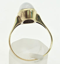 Cargar imagen en el visor de la galería, 2156 Vintage: 8ct Gold Oval Cabochon Moonstone Dress Ring
