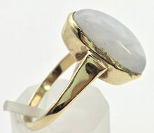 Cargar imagen en el visor de la galería, 2156 Vintage: 8ct Gold Oval Cabochon Moonstone Dress Ring
