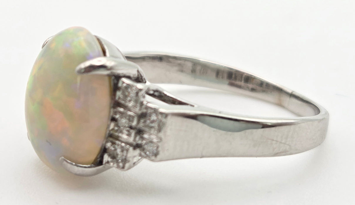 2301 Vintage: 18ct Cabochon White Opal Natural Diamonds Cocktail Ring