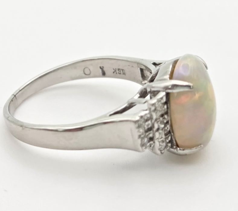 2301 Vintage: 18ct Cabochon White Opal Natural Diamonds Cocktail Ring