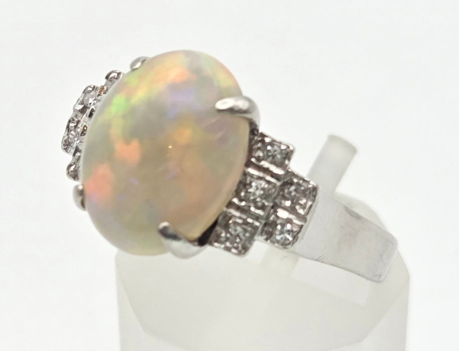 2301 Vintage: 18ct Cabochon White Opal Natural Diamonds Cocktail Ring