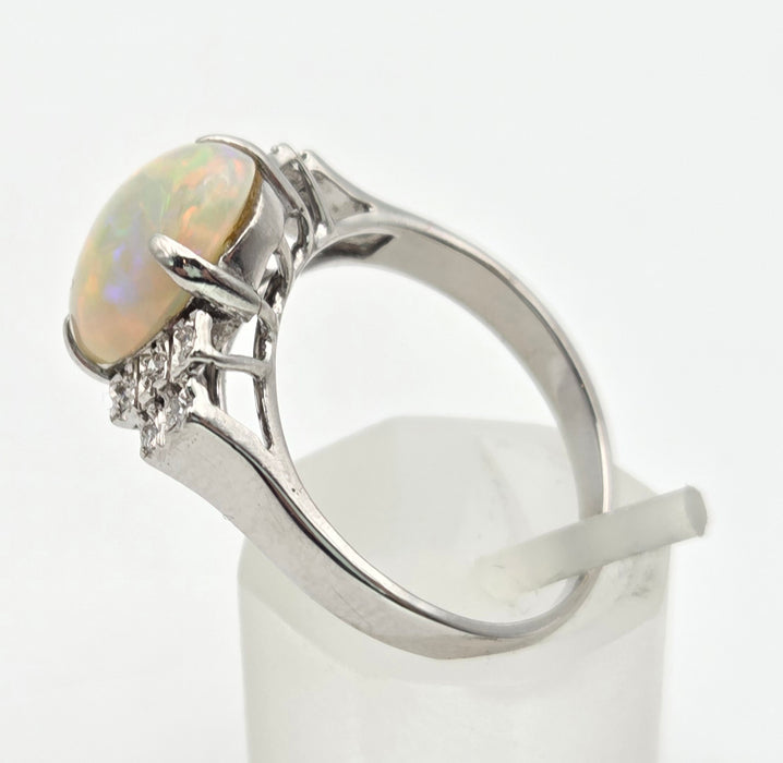 2301 Vintage: 18ct Cabochon White Opal Natural Diamonds Cocktail Ring