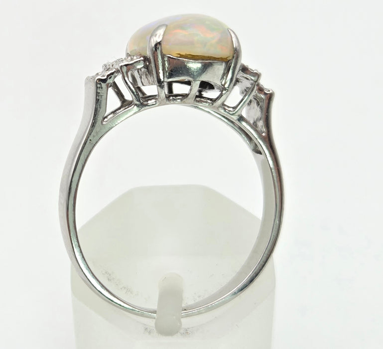 2301 Vintage: 18ct Cabochon White Opal Natural Diamonds Cocktail Ring