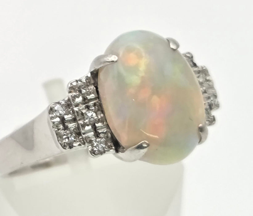 2301 Vintage: 18ct Cabochon White Opal Natural Diamonds Cocktail Ring