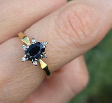 Load image into Gallery viewer, Vintage:18ct Gold Australian Blue Sapphire 6 Diamonds Cluster Ring
