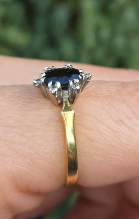 6472 Vintage:18ct Gold Australian Blue Sapphire 6 Diamonds Cluster Ring