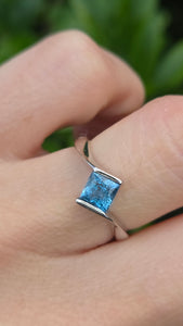 Vintage: 18ct Gold Swiss Blue Topaz Geometric Set Dress Ring