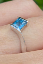 Load image into Gallery viewer, Vintage: 18ct Gold Swiss Blue Topaz Geometric Set Dress Ring
