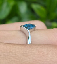 Load image into Gallery viewer, Vintage: 18ct Gold Swiss Blue Topaz Geometric Set Dress Ring
