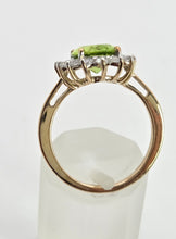 Cargar imagen en el visor de la galería, Vintage: 9ct Gold Vibrant Peridot Glacier Topaz Floral Cluster Ring
