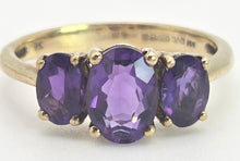 Cargar imagen en el visor de la galería, 2127 Vintage 9ct Gold Oval faceted Cut Purple Amethysts Trilogy Rinng
