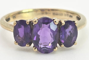 2127 Vintage 9ct Gold Oval faceted Cut Purple Amethysts Trilogy Rinng