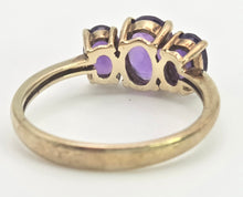 Cargar imagen en el visor de la galería, 2127 Vintage 9ct Gold Oval faceted Cut Purple Amethysts Trilogy Rinng
