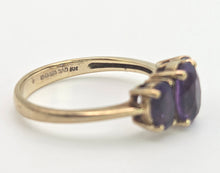 Cargar imagen en el visor de la galería, 2127 Vintage 9ct Gold Oval faceted Cut Purple Amethysts Trilogy Rinng
