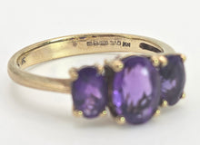 Cargar imagen en el visor de la galería, 2127 Vintage 9ct Gold Oval faceted Cut Purple Amethysts Trilogy Rinng
