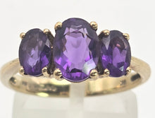 Cargar imagen en el visor de la galería, 2127 Vintage 9ct Gold Oval faceted Cut Purple Amethysts Trilogy Rinng
