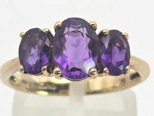 2127 Vintage 9ct Gold Oval faceted Cut Purple Amethysts Trilogy Rinng