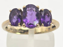 Cargar imagen en el visor de la galería, 2127 Vintage 9ct Gold Oval faceted Cut Purple Amethysts Trilogy Rinng
