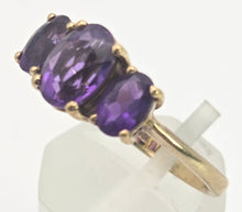 Cargar imagen en el visor de la galería, 2127 Vintage 9ct Gold Oval faceted Cut Purple Amethysts Trilogy Rinng
