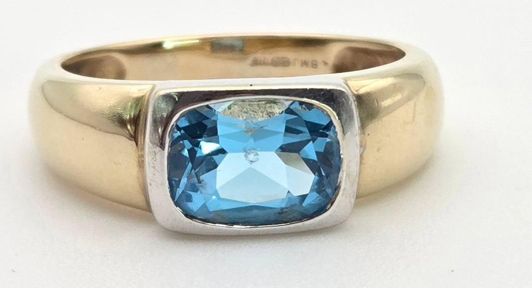 2397 Vintage: 9ct Gold Cabochon Cut Swiss Blue Topaz Signet Ring