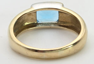 2397 Vintage: 9ct Gold Cabochon Cut Swiss Blue Topaz Signet Ring