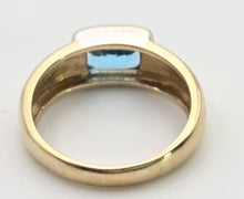 Cargar imagen en el visor de la galería, 2397 Vintage: 9ct Gold Cabochon Cut Swiss Blue Topaz Signet Ring
