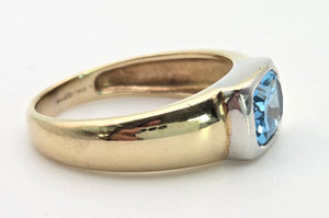 2397 Vintage: 9ct Gold Cabochon Cut Swiss Blue Topaz Signet Ring