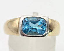 Cargar imagen en el visor de la galería, 2397 Vintage: 9ct Gold Cabochon Cut Swiss Blue Topaz Signet Ring

