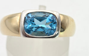 2397 Vintage: 9ct Gold Cabochon Cut Swiss Blue Topaz Signet Ring