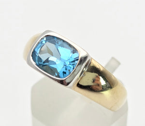 2397 Vintage: 9ct Gold Cabochon Cut Swiss Blue Topaz Signet Ring
