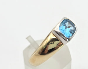 2397 Vintage: 9ct Gold Cabochon Cut Swiss Blue Topaz Signet Ring