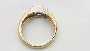 2397 Vintage: 9ct Gold Cabochon Cut Swiss Blue Topaz Signet Ring
