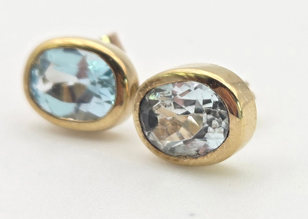 0123- Vintage 9ct Gold Light Blue Topaz Stud Earrings- Gorgeous colour