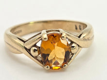 Cargar imagen en el visor de la galería, 2400 Vintage: 9ct Gold Oval Faceted Orange Citrine Solitaire Ring
