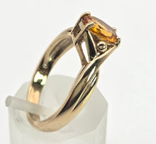 Cargar imagen en el visor de la galería, 2400 Vintage: 9ct Gold Oval Faceted Orange Citrine Solitaire Ring
