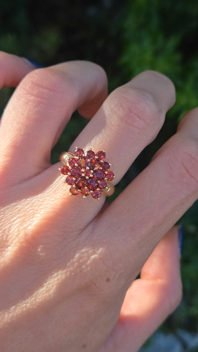 6414 Vintage: 9ct Gold Large 21 Almandine Garnets  Floral Cluster Ring