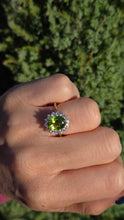 Cargar imagen en el visor de la galería, Vintage: 9ct Gold Vibrant Peridot Glacier Topaz Floral Cluster Ring
