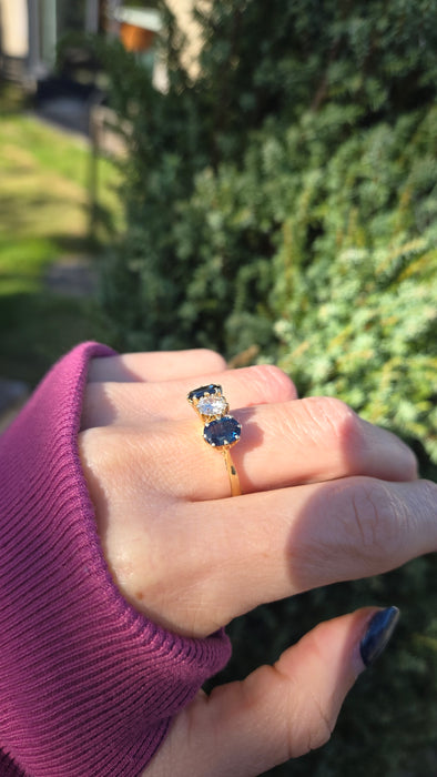 6447 18ct Gold Modern Brilliant Cut Diamond (0.75ct)  Cornflower Blue Sapphires 3-Stone Ring-Exceptional