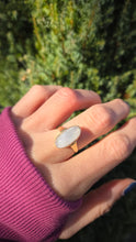 Cargar imagen en el visor de la galería, 2156 Vintage: 8ct Gold Oval Cabochon Moonstone Dress Ring
