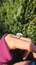 Cargar imagen en el visor de la galería, 2156 Vintage: 8ct Gold Oval Cabochon Moonstone Dress Ring
