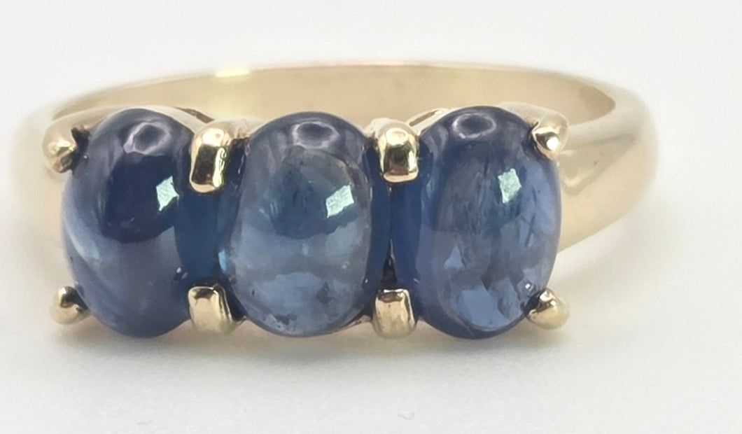2451 Vintage: 9ct Gold Cabochon Cornflower Blue Sapphire Trilogy Ring