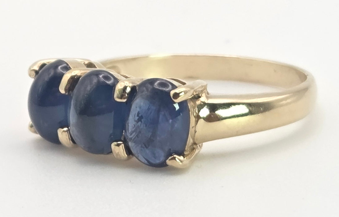 2451 Vintage: 9ct Gold Cabochon Cornflower Blue Sapphire Trilogy Ring