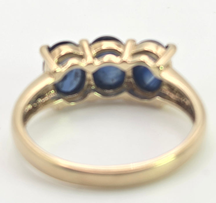 2451 Vintage: 9ct Gold Cabochon Cornflower Blue Sapphire Trilogy Ring