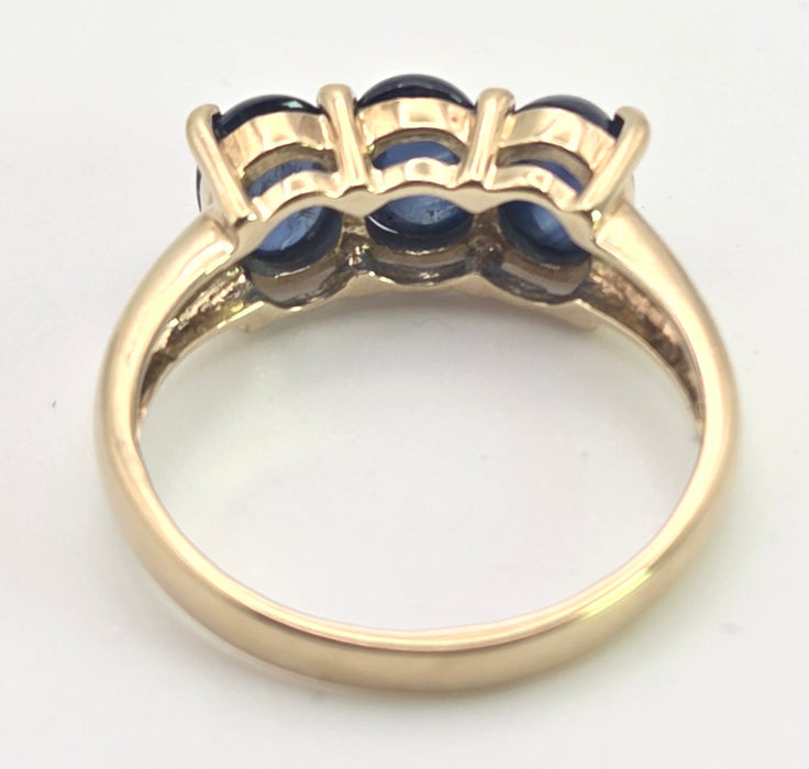 2451 Vintage: 9ct Gold Cabochon Cornflower Blue Sapphire Trilogy Ring