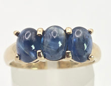 Load image into Gallery viewer, 2451 Vintage: 9ct Gold Cabochon Cornflower Blue Sapphire Trilogy Ring
