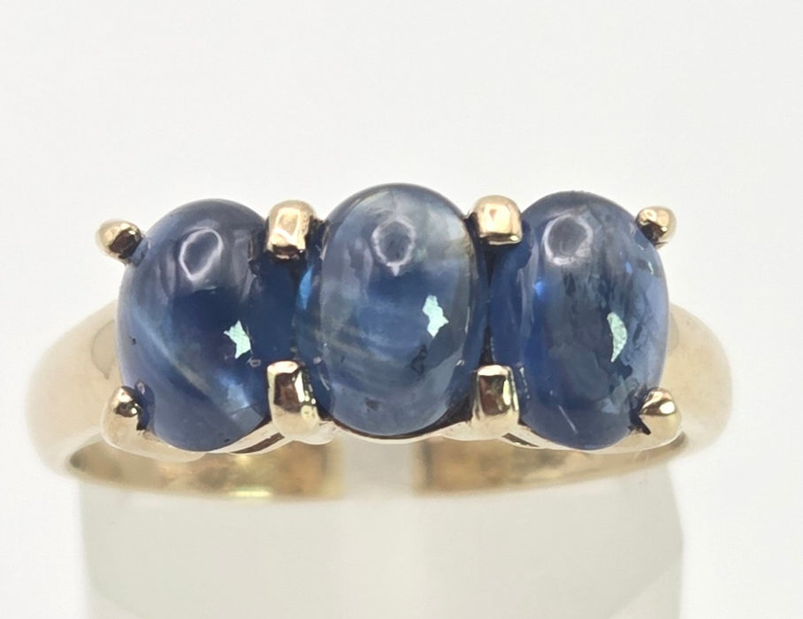 2451 Vintage: 9ct Gold Cabochon Cornflower Blue Sapphire Trilogy Ring