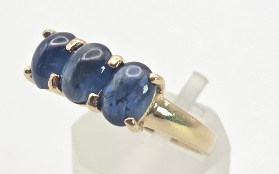 2451 Vintage: 9ct Gold Cabochon Cornflower Blue Sapphire Trilogy Ring